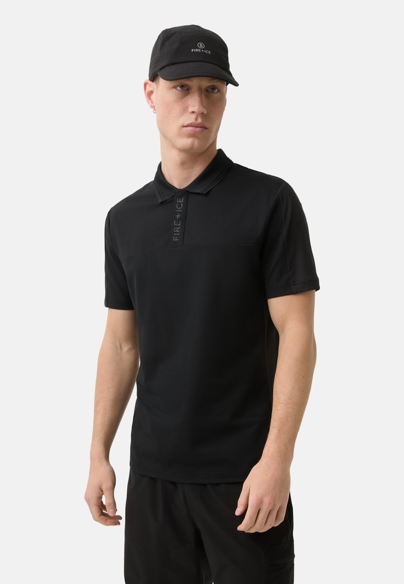 Černé polo tričko s jemným leskem, vyšívané logo "FIRE+ICE" na límci, krátké rukávy a měkká, strukturovaná tkanina; v kombinaci s kšiltem.