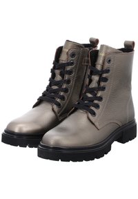 Metallisk grå läderankelstövlar med svarta snören, texturerad ovandel och kontrasterande brun söm. Tjock, mönstrad svart gummisul.