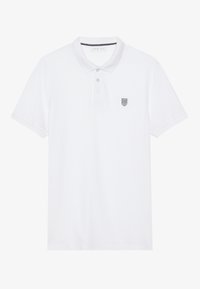 Polo blanca de algodón, con un cuello clásico, una tapeta de tres botones y un pequeño emblema negro en el lado izquierdo del pecho.