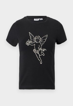 Camiseta negra de manga corta con el contorno blanco de un querubín alado sosteniendo una rosa en una mano en el centro delantero.