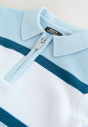 Hellblaues Strick-Poloshirt mit weißen und dunkelgrünen horizontalen Streifen und einem kurzen Reißverschluss vorne unter dem Kragen.