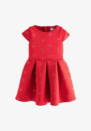 Rode jurk met korte mouwen, geplooide rok en een alledaagse print van glinsterende strikken en de letters "B." Soepele stof, ronde hals, rits aan de achterkant.
