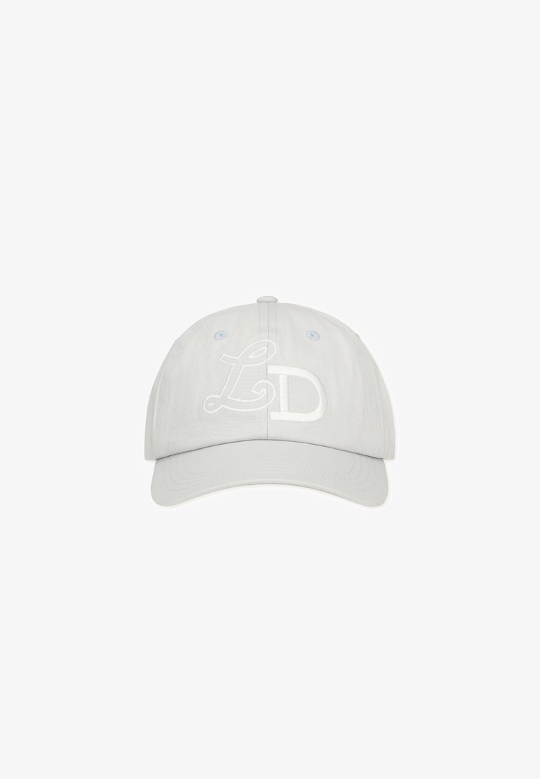 Heled hall müts, millel on kumer ääre ja valge broderitud "LD" logo. Omab ventilatsiooniauke ja reguleeritavat rihma taga.