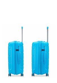 Maleta rígida de color azul brillante, con una superficie texturizada, un candado combinativo y un mango retráctil con acentos azules.