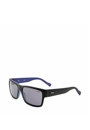 Occhiali da sole rettangolari neri con lenti scure e logo "HUGO" sulle aste e sulla lente, aste interne blu scuro.