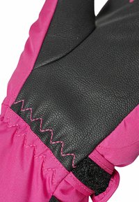 Palma de cuero negro texturizado con muñequera de tela rosa. Presenta costuras en zigzag y una correa ajustable para un ajuste seguro.