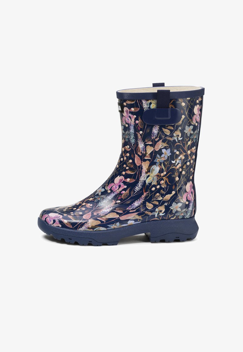 Botte de pluie en caoutchouc bleu marine avec motif floral rose, violet et beige, semelle texturée et languette de traction près du haut.