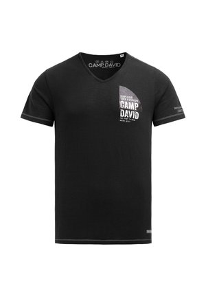 Schwarzes V-Ausschnitt-T-Shirt mit weißem "CAMP DAVID"-Schriftzug und Grafik auf der linken Brust und dem Ärmel, mit kurzen Ärmeln und weißen Nahtdetails.