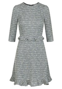 Lyhythihainen mekko, joka on valmistettu teksturoituneesta kankaasta, jossa on sinivalkoinen ruutukuvio, istuva vartalo ja röyhelöhelma.