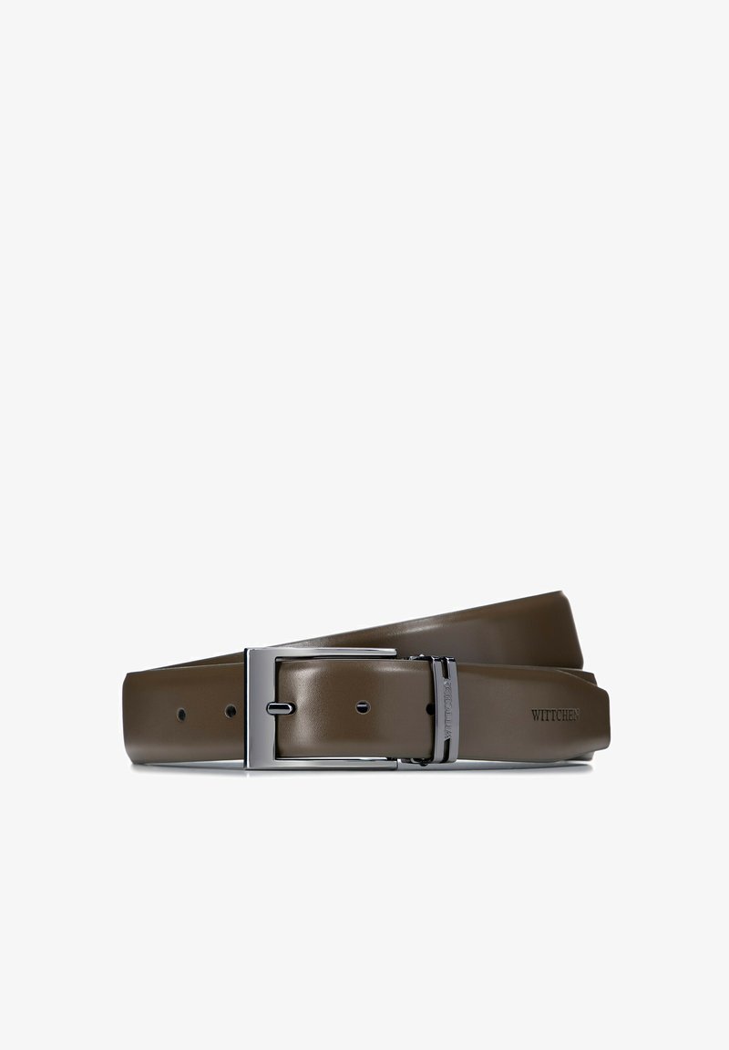 Bruine leren riem met een glanzende afwerking, een zilverkleurige metalen gesp en verschillende gaatjes voor verstelbaarheid. Merkwaarde "WITTCHEN" is op de riem geperst.
