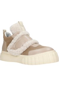Baskets en cuir beige et daim tan, avec des accents crémeux duveteux, des bandes velcro et une épaisse semelle plateforme blanche.