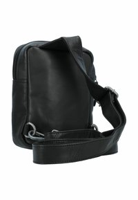 Borsa a tracolla in pelle nera con tracolla regolabile, texture liscia, forma rettangolare e dettagli in metallo argentato. Chiusura con zip visibile.