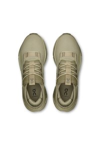Zapatillas de correr verde oliva claro con parte superior de malla, cordones elásticos y suela acolchada. Presenta un logo en la lengüeta y un diseño aerodinámico.