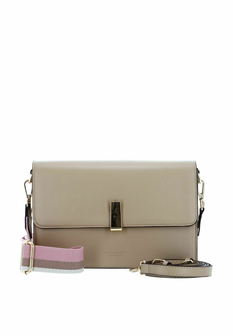 Sac à bandoulière rectangulaire beige avec finition brillante, garniture dorée et une sangle amovible aux rayures roses et blanches.