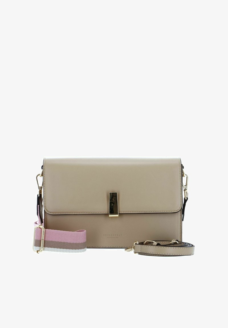 Sac à bandoulière rectangulaire beige avec finition brillante, garniture dorée et une sangle amovible aux rayures roses et blanches.