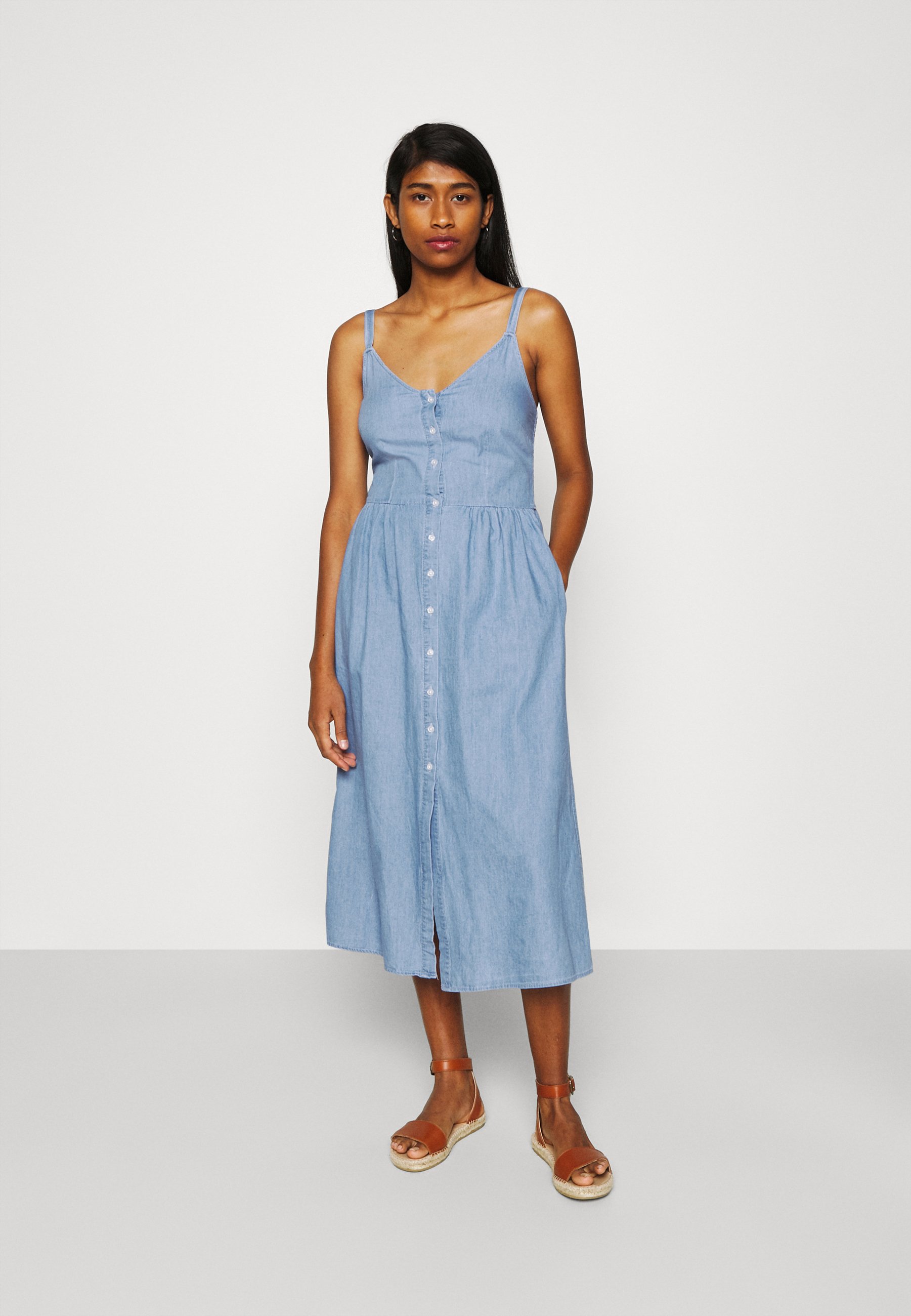 Vila Vifanzi Midi Strap Denim Dress Jeanskleid Light Blue Zalando De 