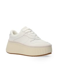 Weiße Plattform-Sneaker mit strukturiertem Obermaterial, runder Zehenpartie und dicker gerippter Sohle. Mit gesteppten Akzenten und flachen Schnürsenkeln. Die Sohle ist hellbraun.