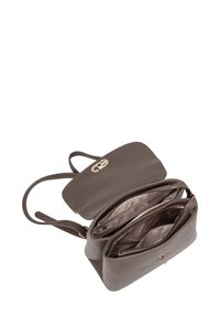 Borsa a tracolla in pelle grigia con design strutturato, dotata di un manico superiore removibile e due scomparti con zip, foderati in tessuto beige.
