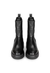 Botas de tobillo de cuero negro con un acabado suave, paneles laterales elásticos y tiradores, que cuentan con una robusta suela de goma y punta redondeada.