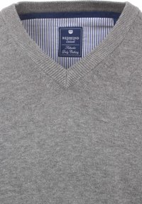 Grau gestrickter V-Ausschnitt-Pullover mit feiner Textur. Besitzt einen blau-weißen gestreiften Innenkragen und ein Etikett mit der Aufschrift "REDMOND Casual".