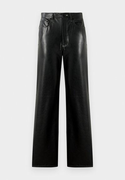 Pantalons larges en cuir noir avec une finition lisse, dotés d'un bouton et d'une fermeture éclair, de poches avant et de détails de surfilage contrastants.