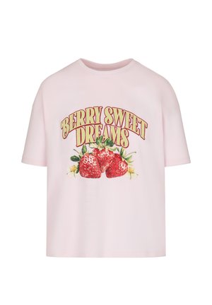 Hellrosa T-Shirt mit dem Text "BERRY SWEET DREAMS" über drei detaillierten roten Erdbeeren und grünen Blättern auf der Vorderseite.