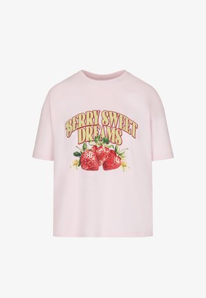 Hellrosa T-Shirt mit dem Text "BERRY SWEET DREAMS" über drei detaillierten roten Erdbeeren und grünen Blättern auf der Vorderseite.