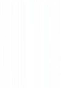 Három szupermarket alkalmazott zöld kötényt, maszkot és hajvédőt visel, és friss termékeket csomagol kartondobozokba egy létesítményben.