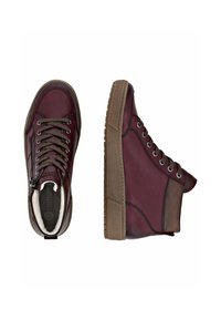 Zapatillas altas de cuero burdeos con acentos en marrón, diseño con cordones, cremallera lateral, suela de goma texturizada y forro interior suave.
