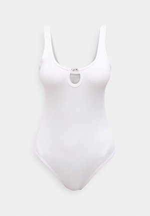 Λευκό ολόσωμο μαγιό με ριμπ ύφασμα, φαρδιές τιράντες και μικρό οβάλ άνοιγμα κάτω από το λαιμό, κλειστό με ασημί κούμπωμα.