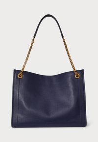 Morska kožna torba sa teksturiranim završetkom, zlatnim metalnim lancima za rukohvat i opuštenim oblikom. Sadrži zlatne metalne detalje.