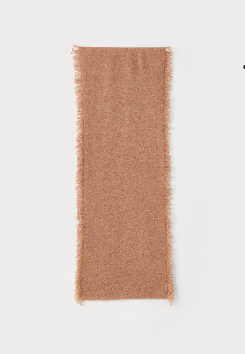 Écharpe marron en tissu doux et texturé, avec des bords à franges. Forme rectangulaire, d'une teinte uniforme et chaude.