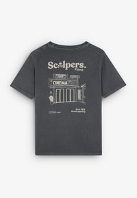 Harmaa puuvillapaita, jossa on vintage-elokuvateatterin grafiikka vaaleancremellä, esittäen "Scalpers Films" ja tietoja suuressa avajaisessa.