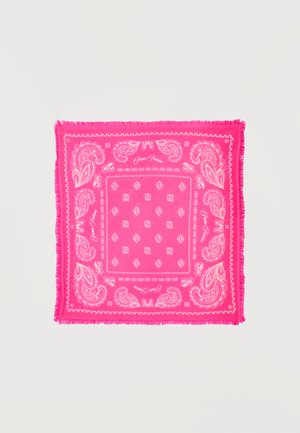 Vaaleanpunainen neliönmuotoinen huivi valkoisilla paisley-kuvioilla, pienillä symboleilla ja hapsureunoilla, asetettuna tasaiselle vaalealle pohjalle.