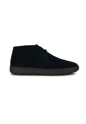 Botas de ante azul oscuro para hombre, con puntera redonda, cierre de cordones y suela de goma texturizada que presenta un patrón de tracción.