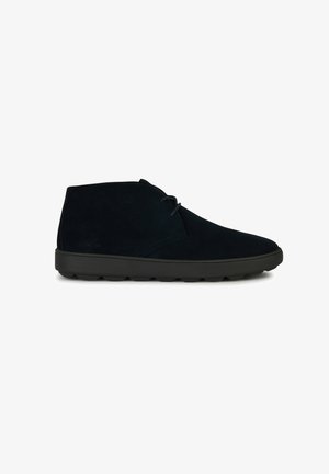 Stivali alla caviglia da uomo in suede blu scuro con punta rotonda, chiusura con lacci e suola in gomma testurizzata con motivo a battistrada.