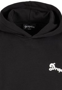 Hoodie noir en tissu doux avec une poche avant, un capuchon à cordon, et un logo "Dropsize" blanc sur la poitrine gauche. Taille large.