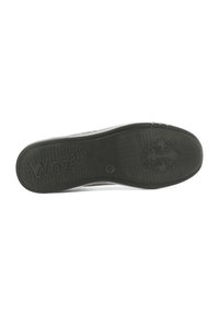 Sole in gomma nera con superficie texture, dotata di logo "Woz!" in rilievo e dettaglio floreale. Bordo curvo per il comfort.