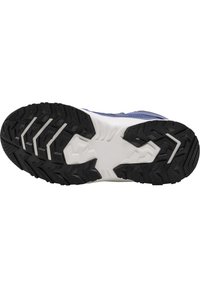 Sportssko-sula med en svart gummiyttersula med djupa fångstskåror för grepp, som övergår i en vit mellansula, designad för stabilitet.