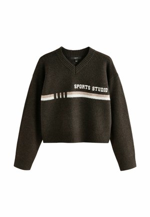 Ruskea neulepaita, jossa on V-pääntie, ja siinä on teksti "SPORTS STUDIO" sekä vaaleanbeigejä ja kermaan värisiä vaakasuoria raitoja. Lyhennetty pituus.