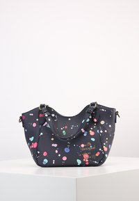 Laakki khaki faux leather handbag, joka on koristeltu värikkäillä pyöreillä kuvioilla vaaleanpunaisessa, vihreässä ja sinisessä. Varustettu kahdella olkahihnalla ja logotunnuksella.