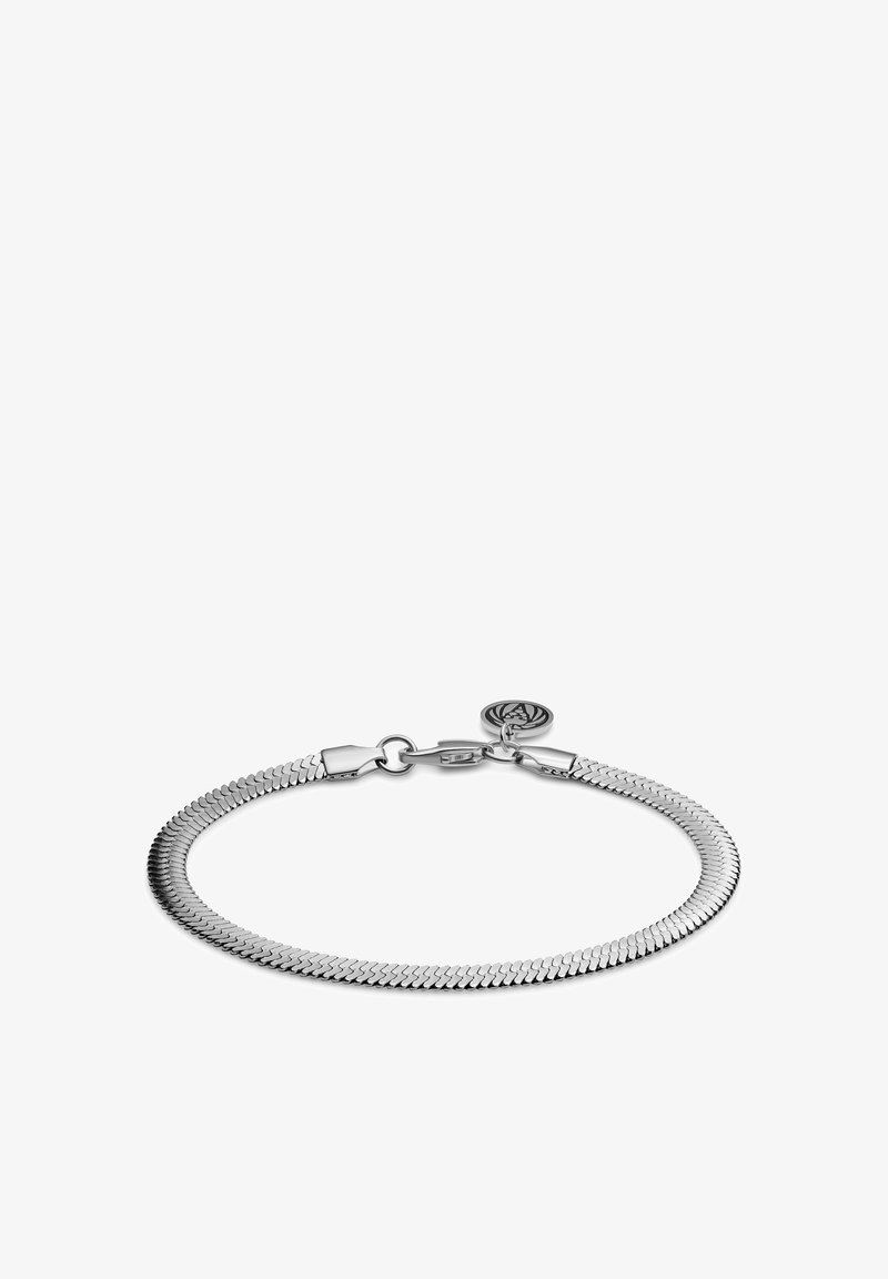 Sølvarmbånd med et stilrent, sammenflettet design, som har en hummerlås og et rundt logo charm, der reflekterer lys over sin glatte overflade.