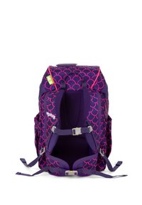 Lila Rucksack mit pinkem Muschel-Muster, Netzrücken, verstellbaren Trägern und Seitentaschen. Verfügt über einen oberen Griff und reflektierende Akzente.