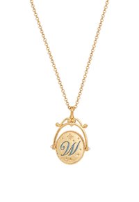 Collana con pendente in oro con un ciondolo ovale decorato con una lettera "W" blu, arricchita da piccole perle e una cerniera superiore decorativa.