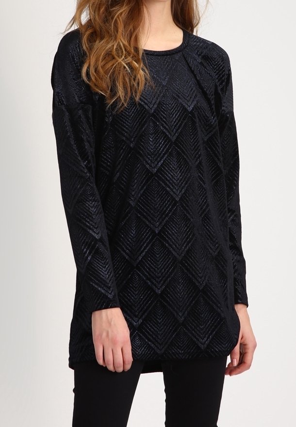 Czarny, długi rękaw bluzka z teksturowanym wzorem diamentowym, z okrągłym dekoltem i luźnym krojem. Wykonana z błyszczącego, gładkiego materiału.