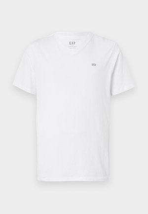 Weißes Baumwoll-T-Shirt mit V-Ausschnitt, kurzen Ärmeln und einem kleinen gestickten Logo auf der oberen linken Brust. Glatte Textur.