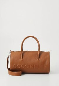 Καφέ δερμάτινη τσάντα χειρός με υφή, με δύο λαβές, αποσπώμενο ιμάντα ώμου και ανάγλυφο λογότυπο.