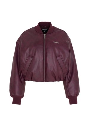 Bordeauxkleurig cropped bomberjack gemaakt van soepel imitatieleer, met een ritssluiting aan de voorkant, gebreide manchetten en zijzakken voor functionaliteit.