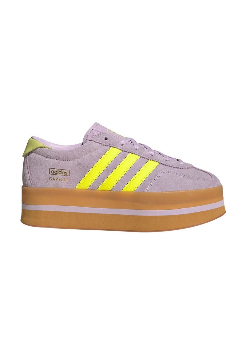 Adidas Gazelle tenisice od svijetloplavog suedea s tri neonsko žute pruge, ravnim platforma potplatom i limeta zelenim akcentima na peti.