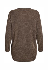 Brązowy, teksturowany sweter o luźnym kroju, z długimi rękawami i zaokrąglonym dołem. Posiada subtelny wzór w dzianinie na całej powierzchni materiału.